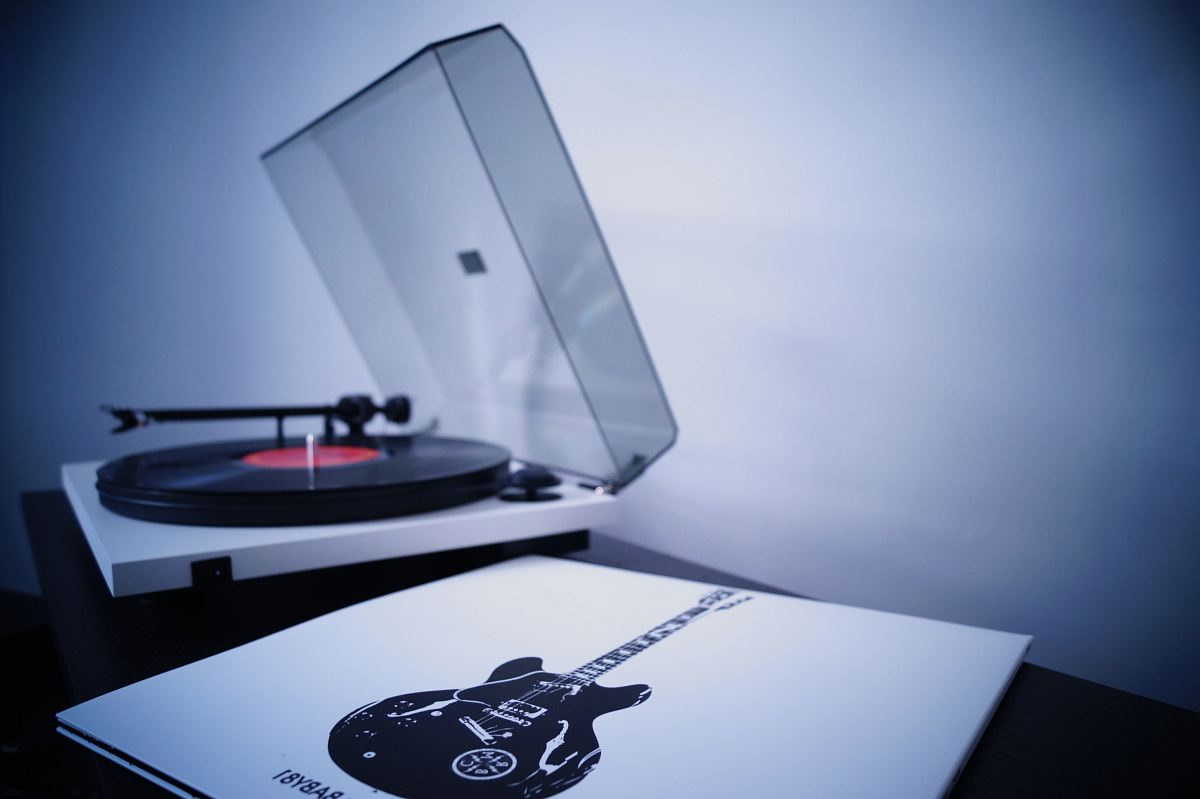 white and black vinyl turntable